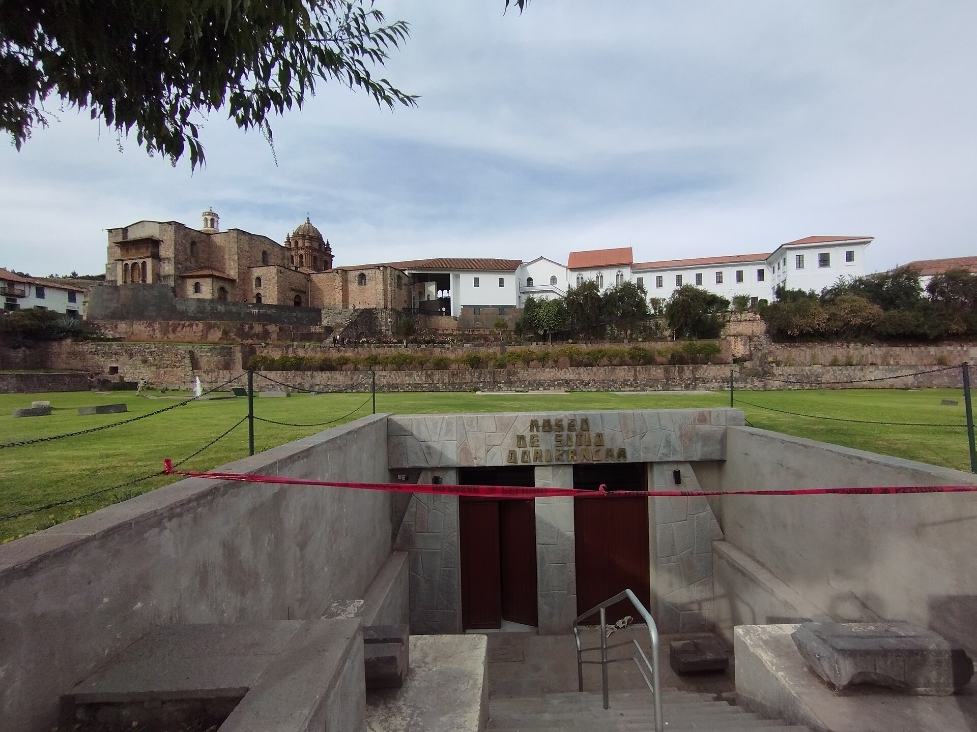 Iglesia colonial y Museo de Sitio en el centro histórico de Cusco