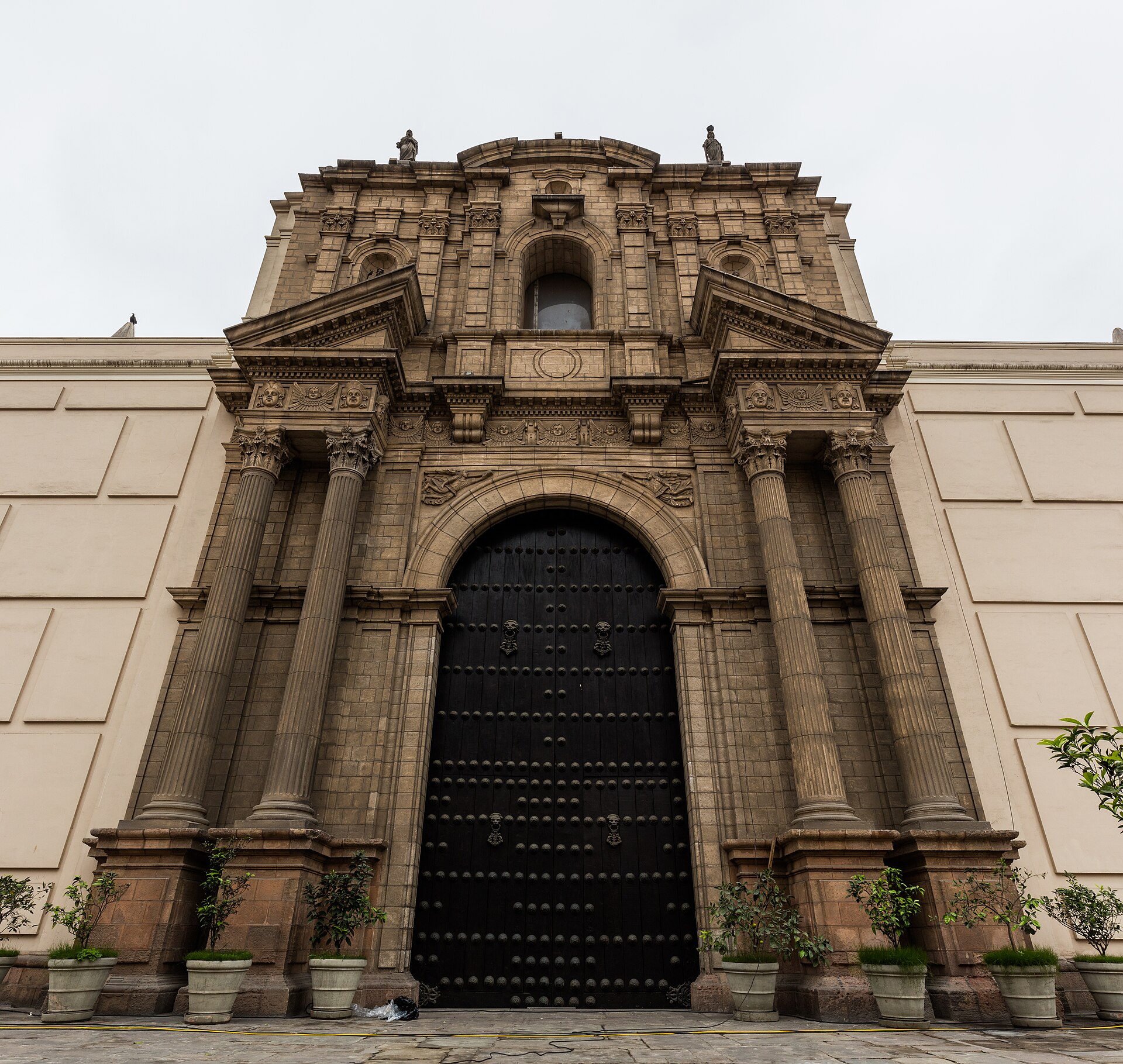 Fachada de la Catedral de Lima en el Centro Histórico