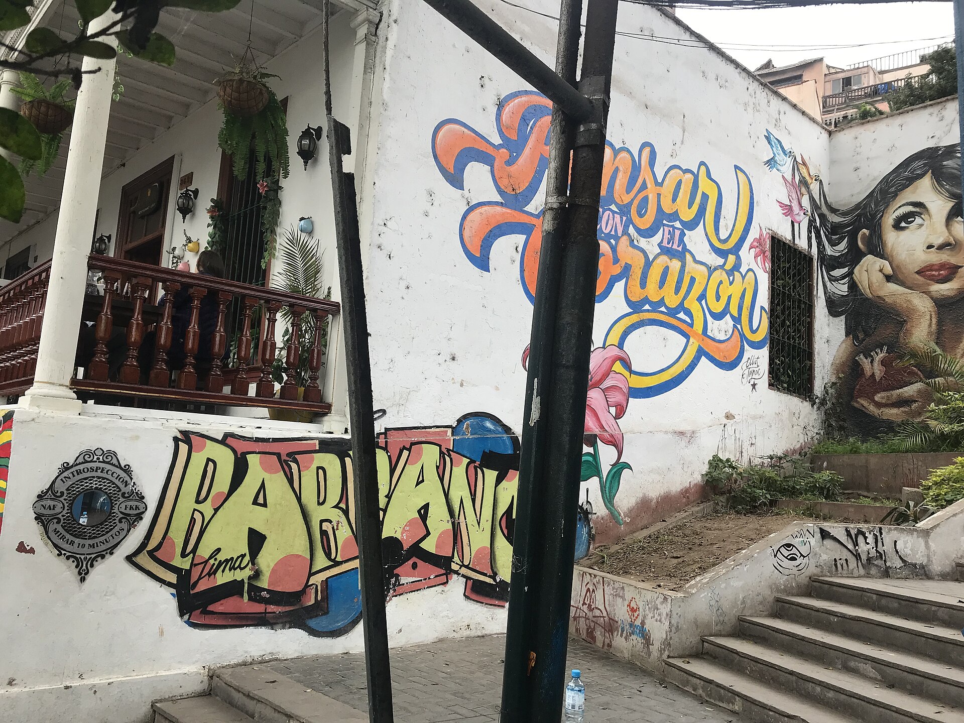 Calle del distrito bohemio de Barranco en Lima con arte urbano