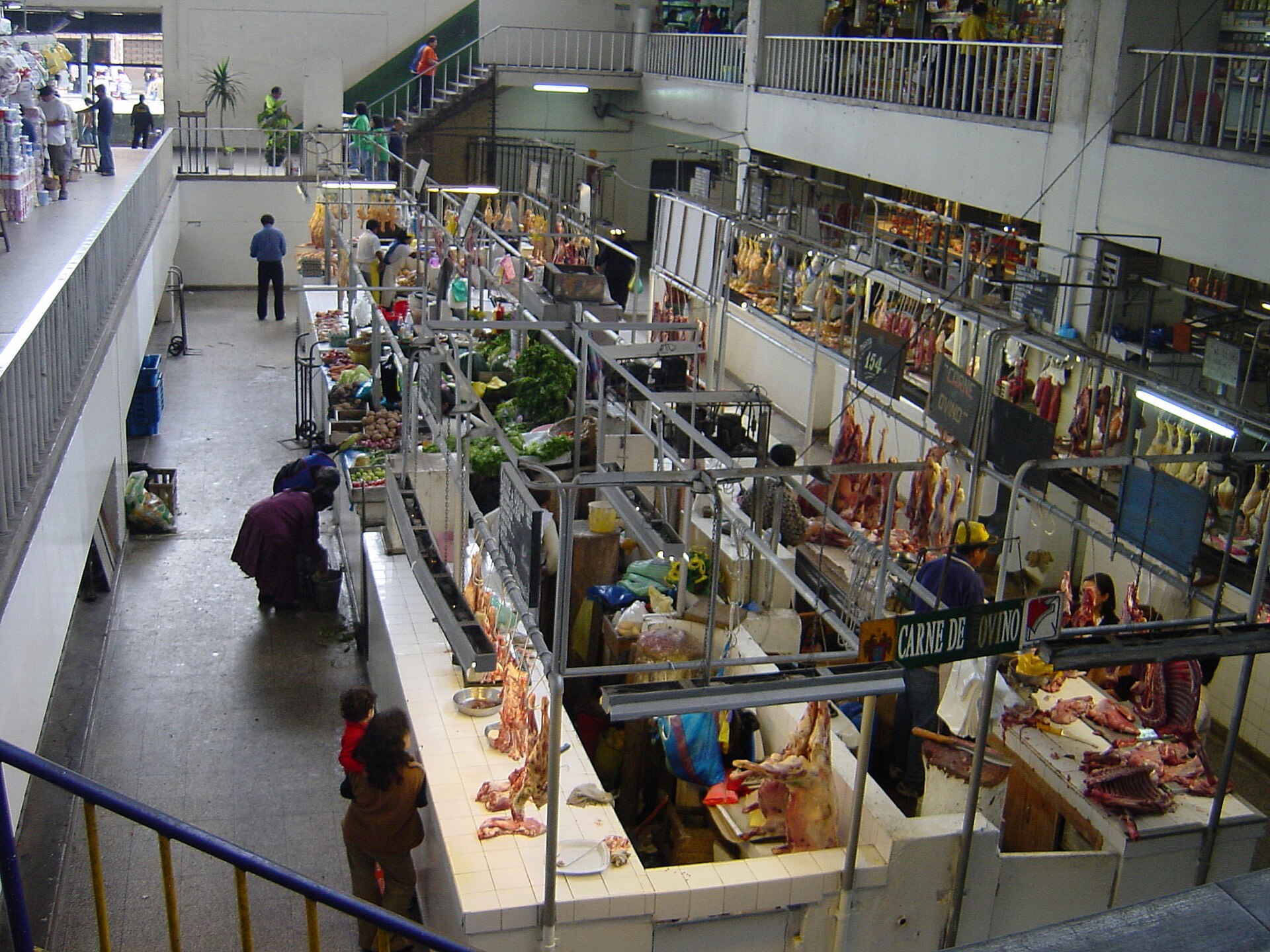 Puestos de frutas y verduras en un mercado de abastos de Lima