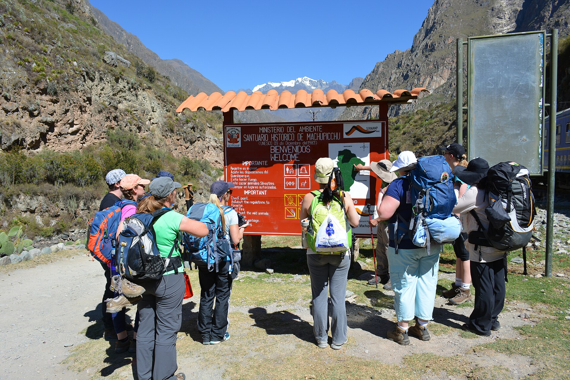Guía explicando el mapa del santuario a un grupo de viajeros