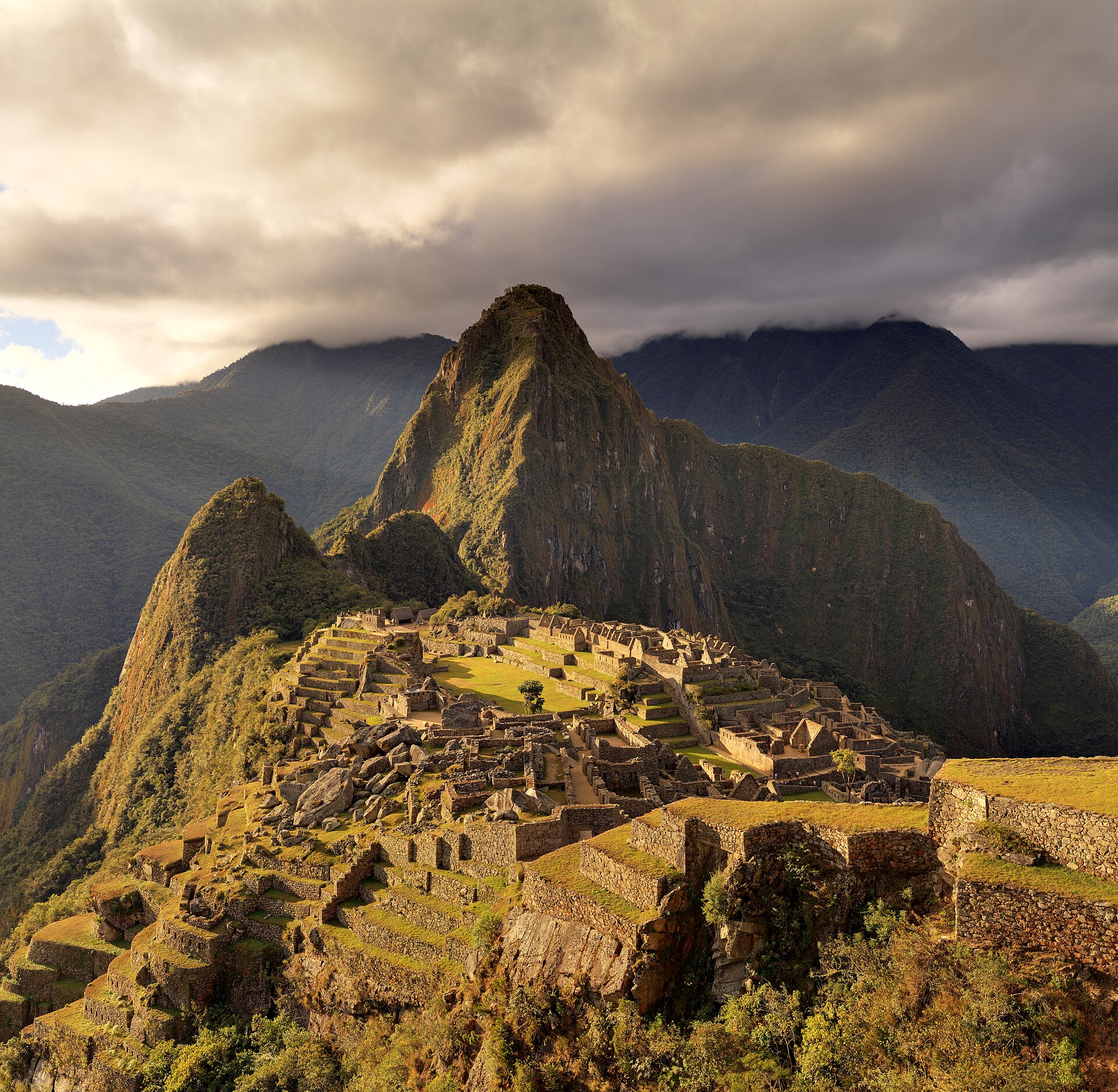 Vista aérea de la ciudadela de Machu Picchu con sus terrazas verdes