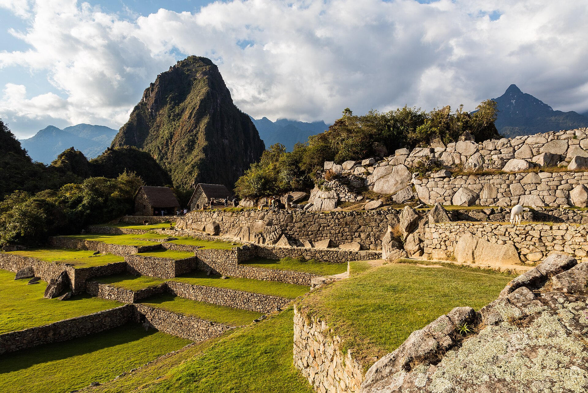 Ciudadela de Machu Picchu con la montaña de Huayna Picchu y cielo nublado