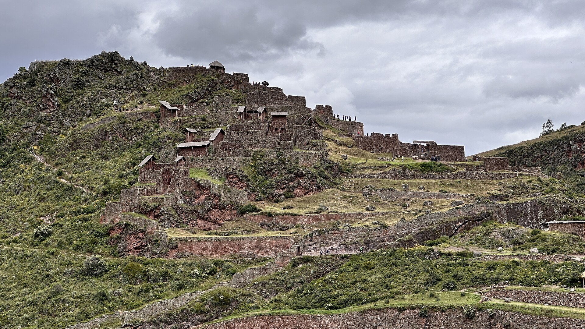 Ruinas de Pisac con andenes en forma de escalera sobre el valle