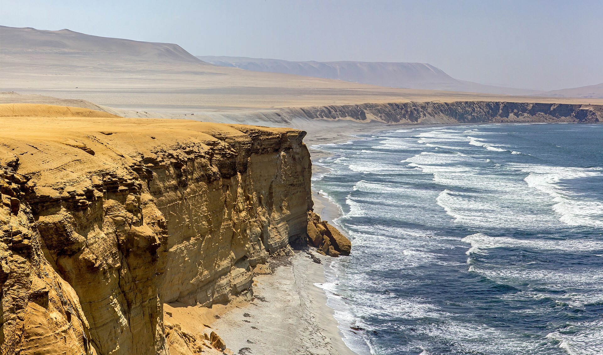 Reserva Nacional de Paracas con su costa desértica frente al océano