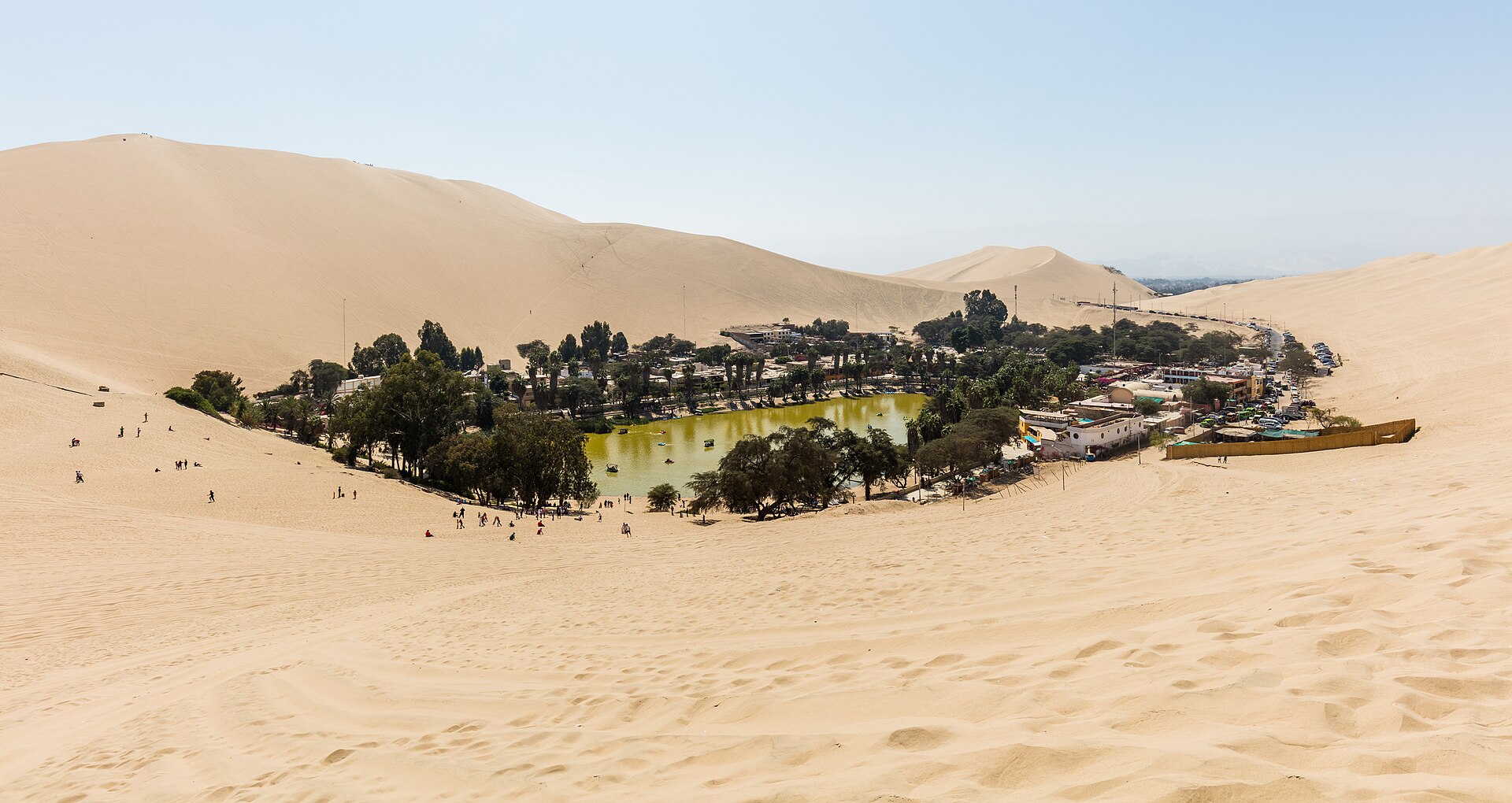 Oasis de Huacachina rodeado de dunas en la región de Ica