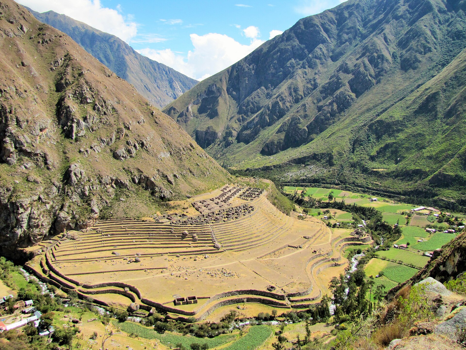 Vista de las ruinas de Patallacta desde el Camino Inca