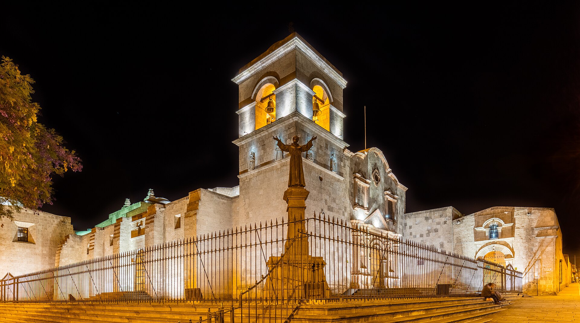 Centro histórico de Arequipa con sus iglesias y calles de sillar