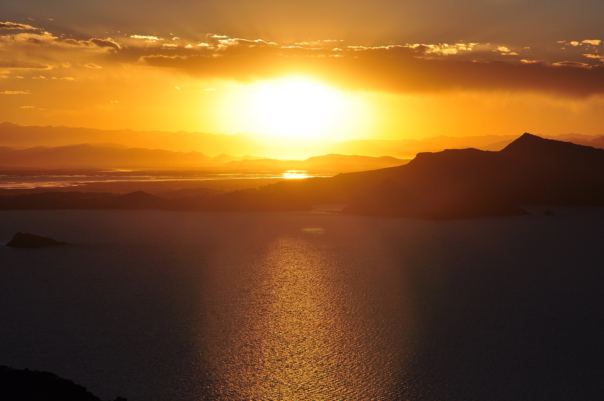 Atardecer dorado sobre las aguas del lago Titicaca