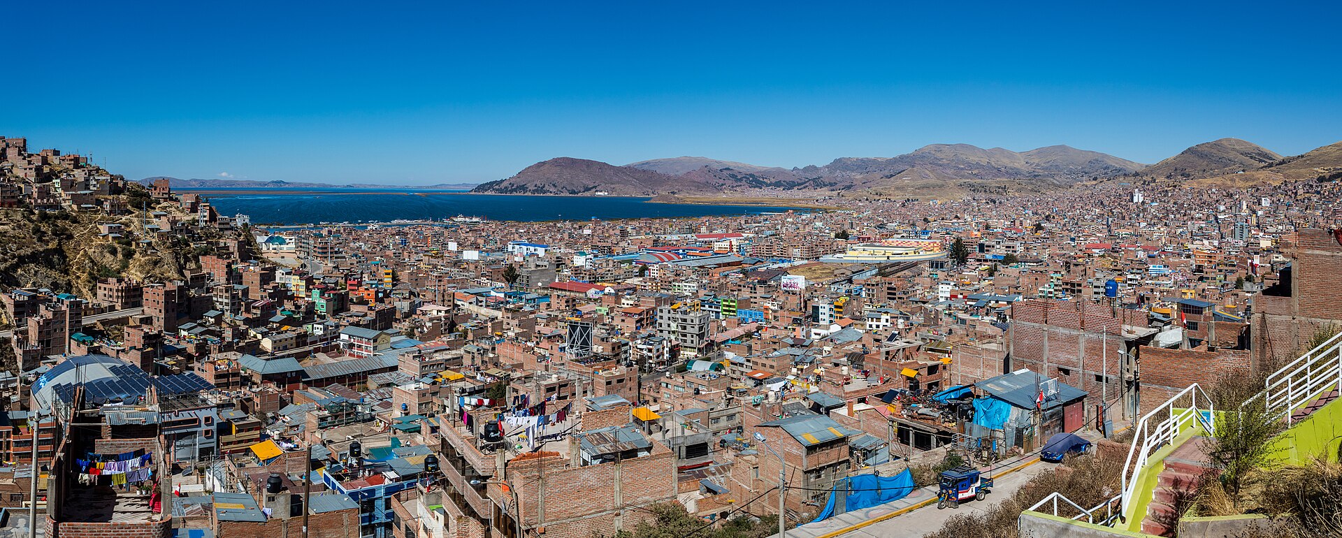 Bahía de Puno con embarcaciones frente a la ciudad