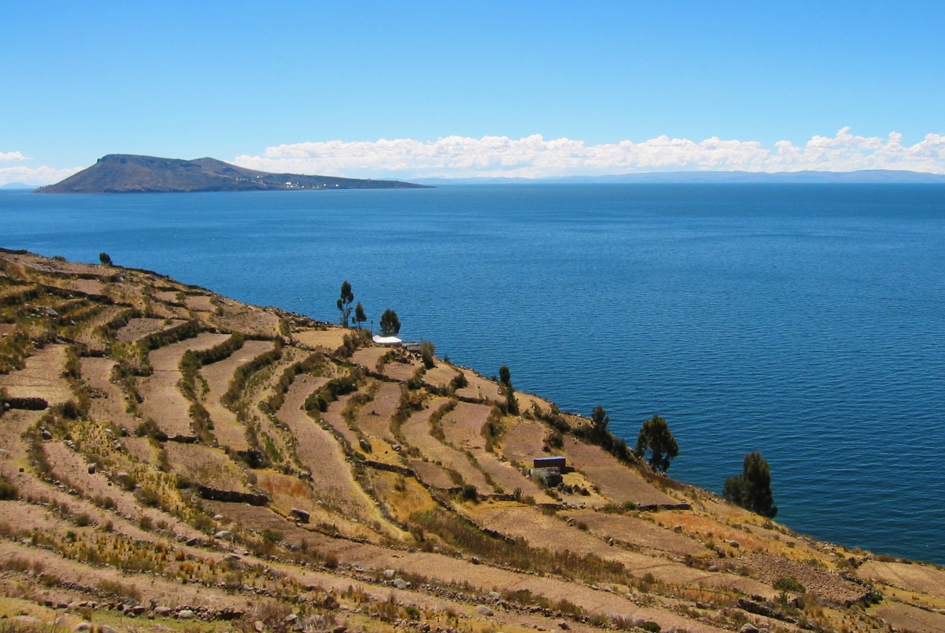 Vista de la isla Amantani con sus andenes y casas de piedra